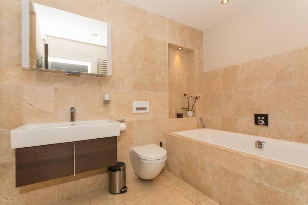 Stylish Penthouse Apartment With Hot Tub バース エクステリア 写真