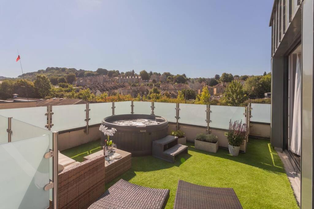 Stylish Penthouse Apartment With Hot Tub バース エクステリア 写真