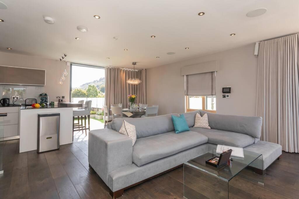 Stylish Penthouse Apartment With Hot Tub バース エクステリア 写真
