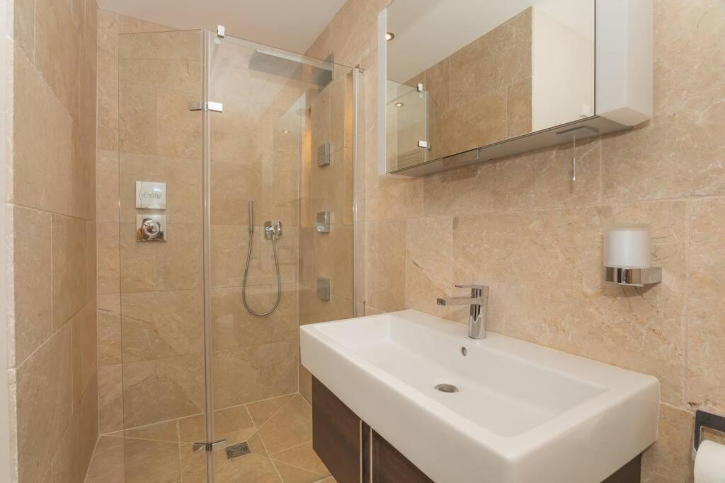 Stylish Penthouse Apartment With Hot Tub バース エクステリア 写真
