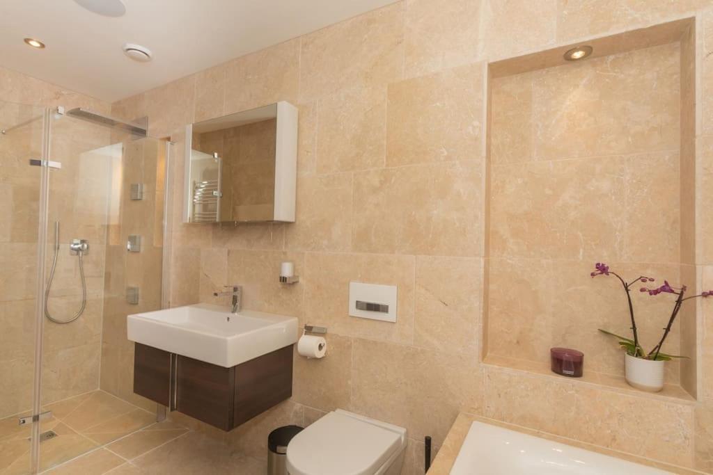 Stylish Penthouse Apartment With Hot Tub バース エクステリア 写真
