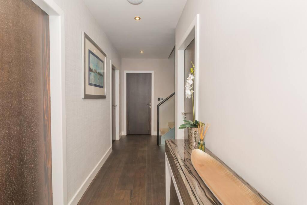 Stylish Penthouse Apartment With Hot Tub バース エクステリア 写真
