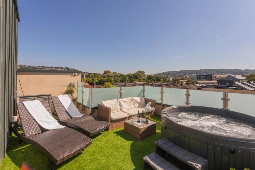 Stylish Penthouse Apartment With Hot Tub バース エクステリア 写真